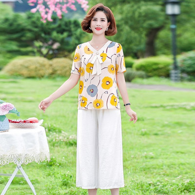 Μοντέρνο γυναικείο σετ σε μεγάλα μεγέθη - μπλούζα με φλοράλ στάμπα και παντελόνι