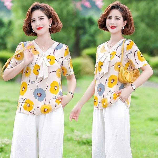 Μοντέρνο γυναικείο σετ σε μεγάλα μεγέθη - μπλούζα με φλοράλ στάμπα και παντελόνι