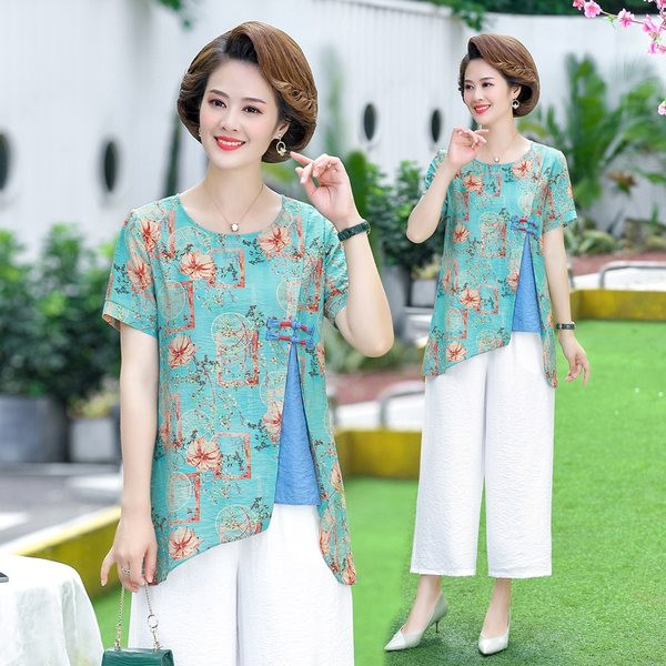 Aktualan ženski komplet - hlače i bluza sa cvjetnim motivima