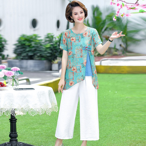 Aktualan ženski komplet - hlače i bluza sa cvjetnim motivima