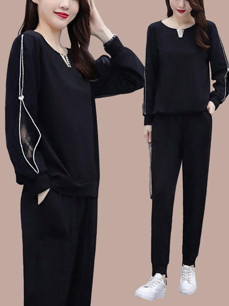 Moteriškas dviejų dalių komplektas su nėriniais ir ovalia iškirpte