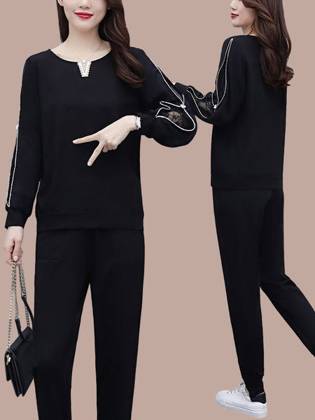 Moteriškas dviejų dalių komplektas su nėriniais ir ovalia iškirpte