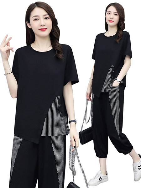 Ženski prugasti komplet - asimetrična bluza i hlače dužine 7/8