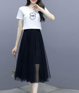 Moteriškas laisvalaikio komplektas - marškinėliai ir tiulio sijonas