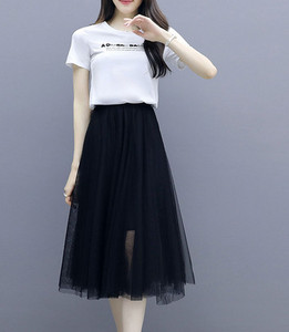 Moteriškas laisvalaikio komplektas - marškinėliai ir tiulio sijonas