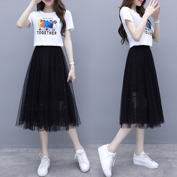 Moteriškas laisvalaikio komplektas - marškinėliai ir tiulio sijonas