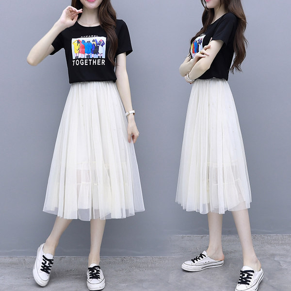 Moteriškas laisvalaikio komplektas - marškinėliai ir tiulio sijonas