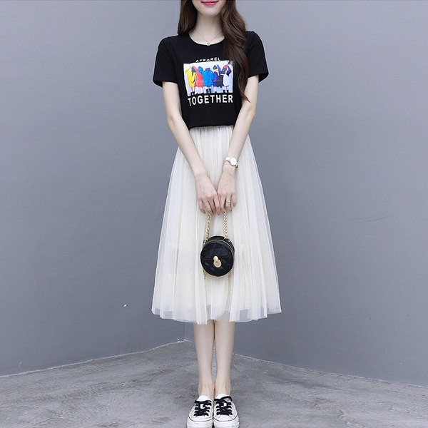 Moteriškas laisvalaikio komplektas - marškinėliai ir tiulio sijonas