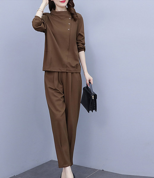 Γυναικείο μοντέρνο σετ - μπλούζα με ασύμμετρο κούμπωμα και παντελόνι