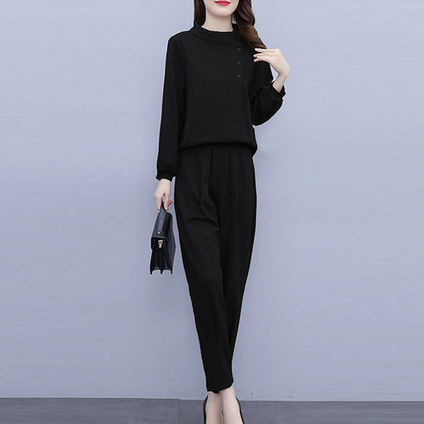 Modern női szett - blúz aszimmetrikus rögzítéssel és nadrággal