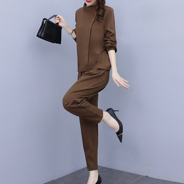 Modern női szett - blúz aszimmetrikus rögzítéssel és nadrággal