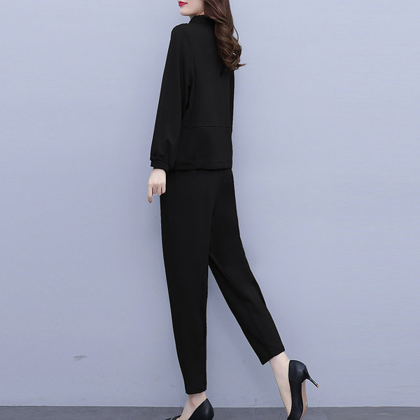 Modern női szett - blúz aszimmetrikus rögzítéssel és nadrággal