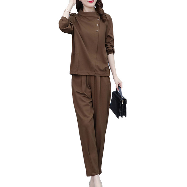 Modern női szett - blúz aszimmetrikus rögzítéssel és nadrággal