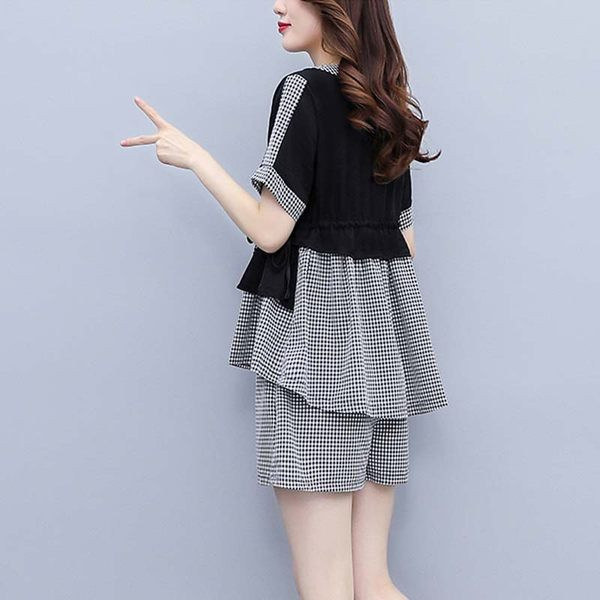 Naiste komplekt kahest ruudukujulisest lipsudega tükist