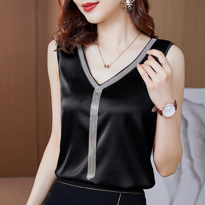 Modern felső, széles pántokkal és spitz nyakkivágással