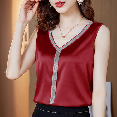 Modern felső, széles pántokkal és spitz nyakkivágással