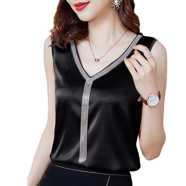 Modern felső, széles pántokkal és spitz nyakkivágással