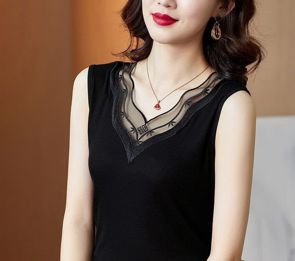 Spits kaelusega ja pitsiga naiste topp