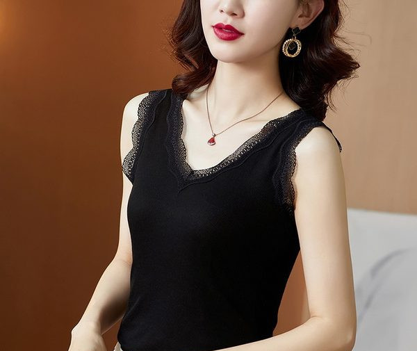 Lezser női felső spitz nyakkivágással és széles pántokkal