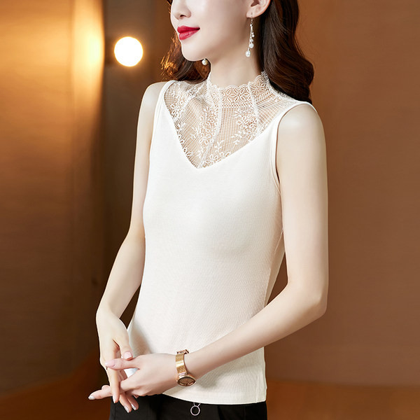 Női felső csipkével és félmagas gallérral