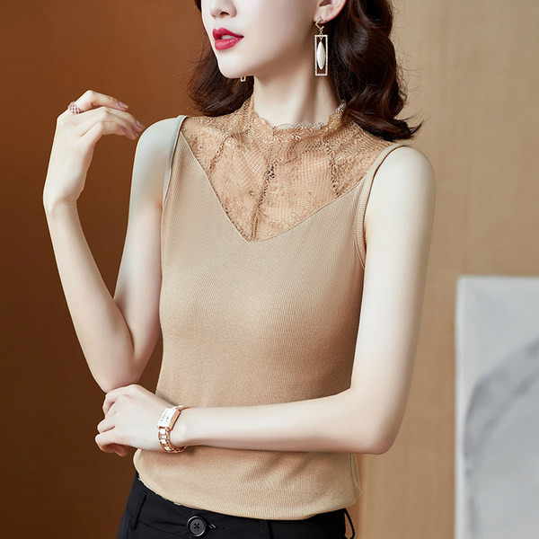 Női felső csipkével és félmagas gallérral