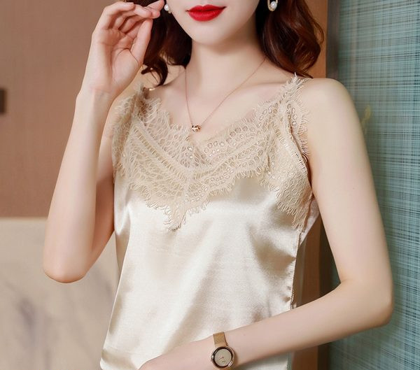 Peenikeste rihmade ja pitsiga suvine topp naistele