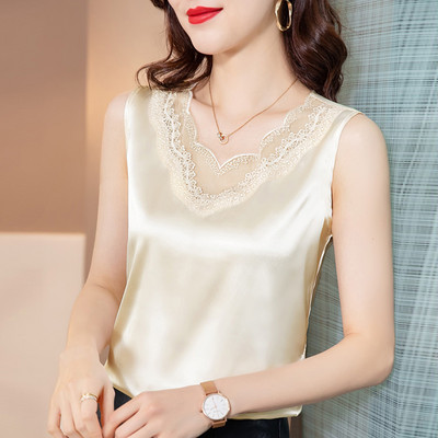 Stílusos női felső spitz nyakkivágással és hímzéssel