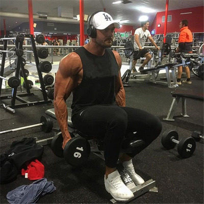 Ανδρικό μονόχρωμο φανελάκι με οβάλ λαιμόκοψη