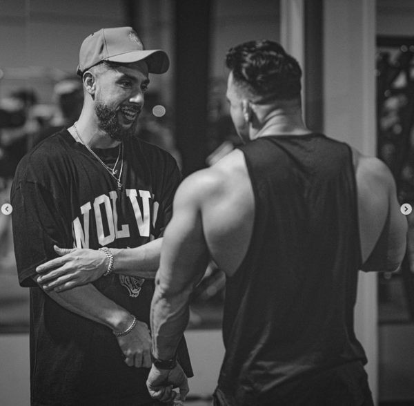 Ανδρικό casual φανελάκι με οβάλ λαιμόκοψη και επιγραφή