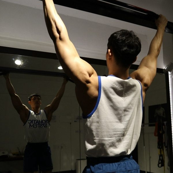 Trükikirjaga igapäevane meeste topp – sobib sportimiseks