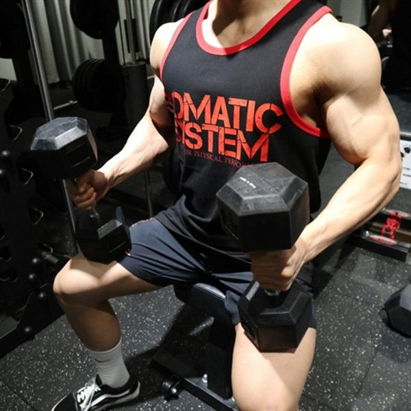 Trükikirjaga igapäevane meeste topp – sobib sportimiseks