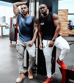 Βαμβακερό φανελάκι γυμναστικής με φαρδιές τιράντες