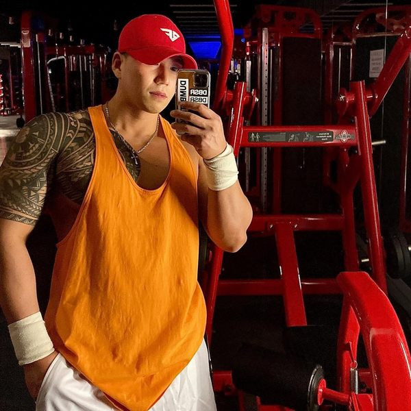 Μονόχρωμο ανδρικό φανελάκι με στρογγυλή λαιμόκοψη - κατάλληλο για σπορ