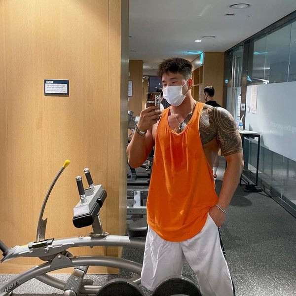 Μονόχρωμο ανδρικό φανελάκι με στρογγυλή λαιμόκοψη - κατάλληλο για σπορ