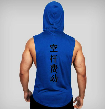 Ανδρικό σπορ φανελάκι με κουκούλα και στάμπα στην πλάτη