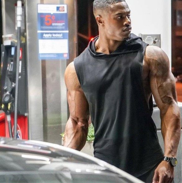 Ανδρικό σπορ φανελάκι με κουκούλα και στάμπα στην πλάτη