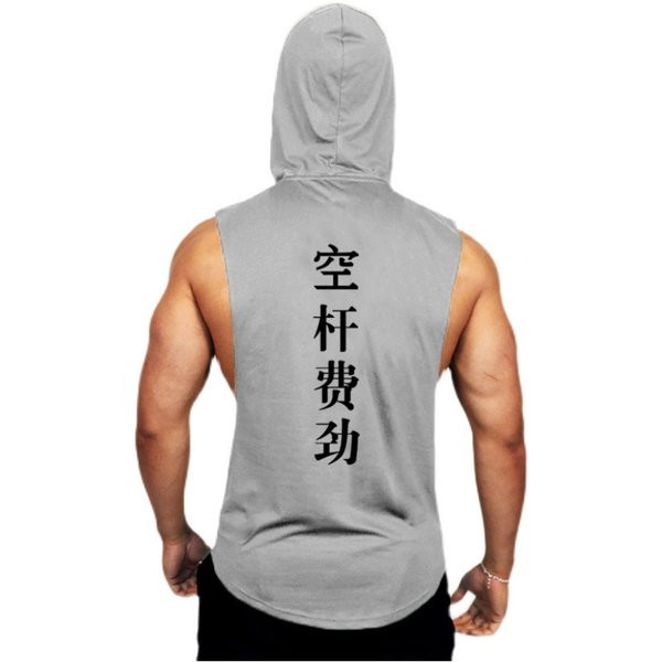 Ανδρικό σπορ φανελάκι με κουκούλα και στάμπα στην πλάτη