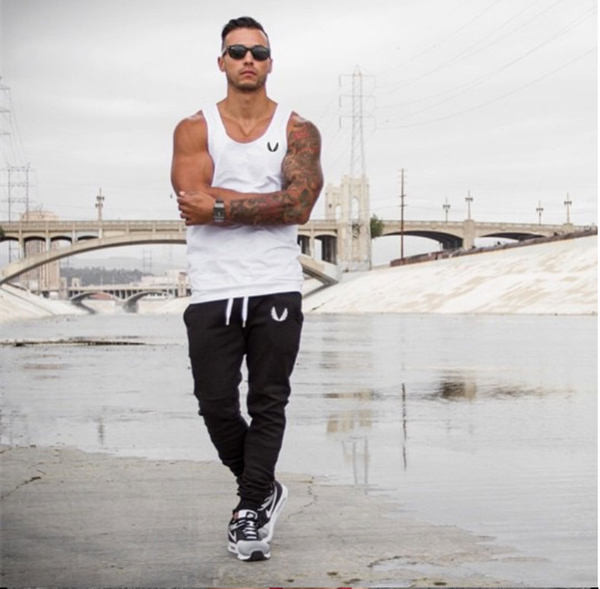 Férfi sportcipő ovális nyakkivágással