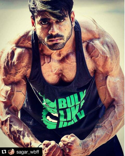 Muška sportska majica bez rukava sa natpisom i aplikacijom