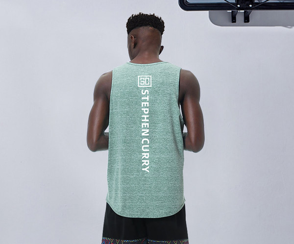 Sportimiseks sobiv meeste vabaaja topp kirjaga