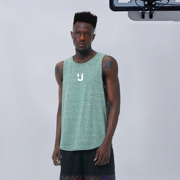 Sportimiseks sobiv meeste vabaaja topp kirjaga