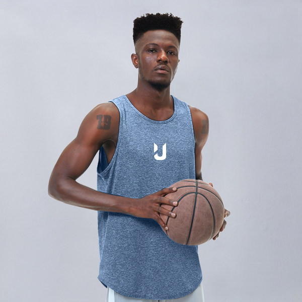 Sportimiseks sobiv meeste vabaaja topp kirjaga