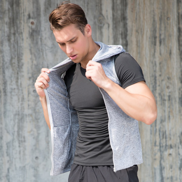 Muška majica bez rukava s kapuljačom i patentnim zatvaračem u crnoj i sivoj boji