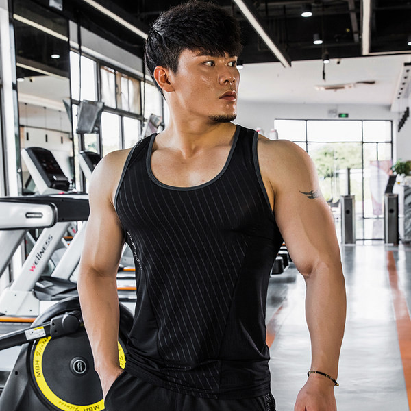 Απλό μοντέλο φανελάκι με οβάλ λαιμόκοψη για άνδρες