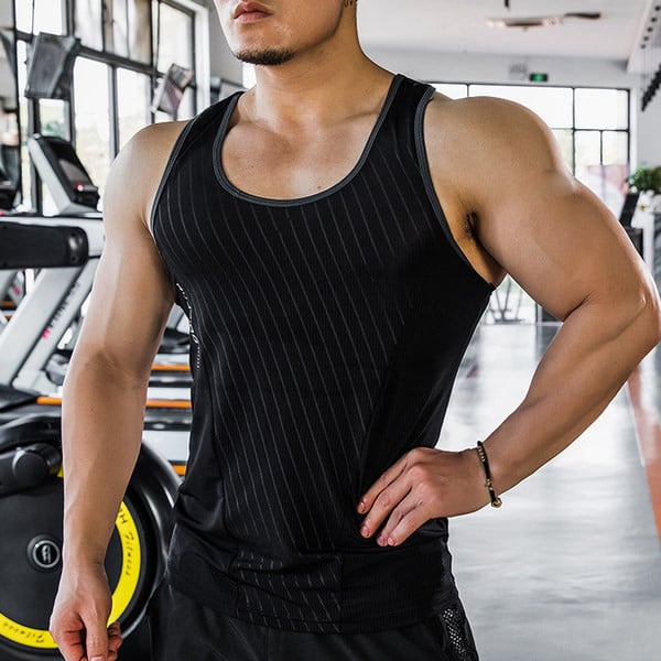 Απλό μοντέλο φανελάκι με οβάλ λαιμόκοψη για άνδρες