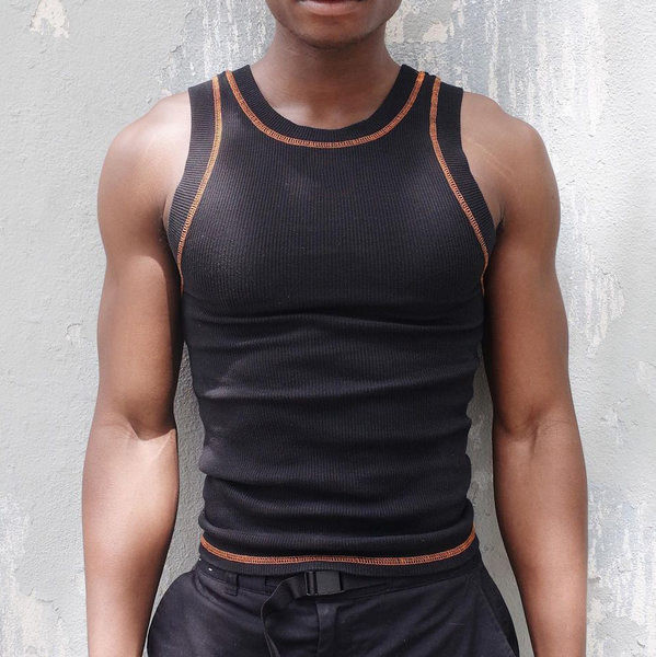 Férfi testreszabott felső kerek nyakkivágással