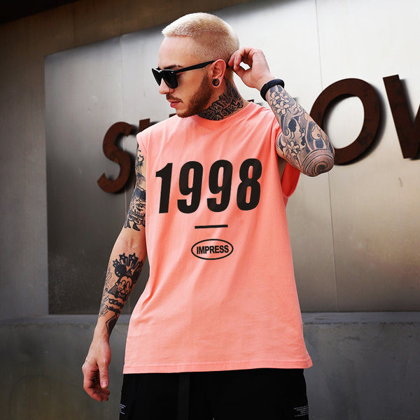 Meeste suvine topp kirja ja ovaalse kaelusega