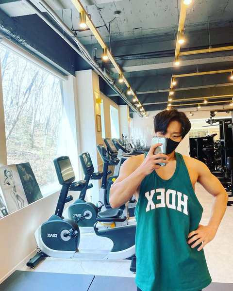 Sportlik tugeva lõikega paak tops, millel on kiri