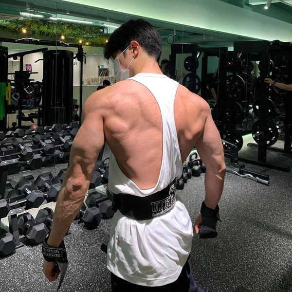 Sportlik tugeva lõikega paak tops, millel on kiri