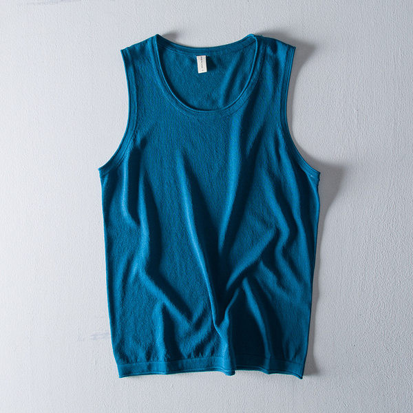 Tiszta férfi felső ovális nyakkivágással